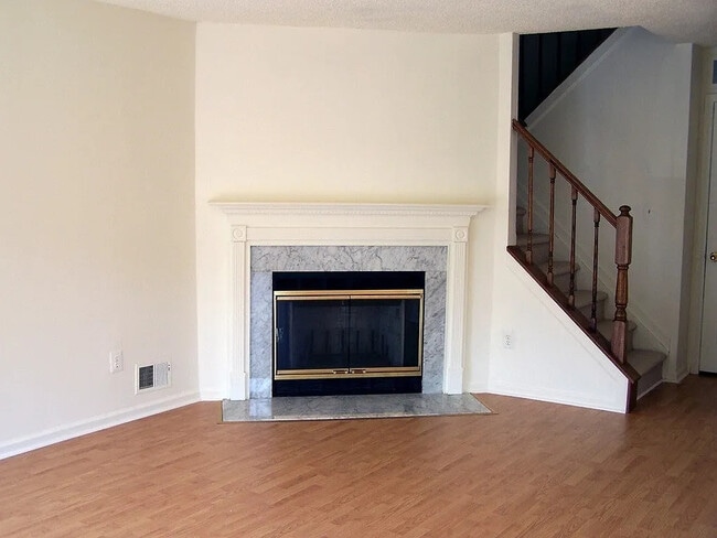 Building Photo - 40 Walnut St