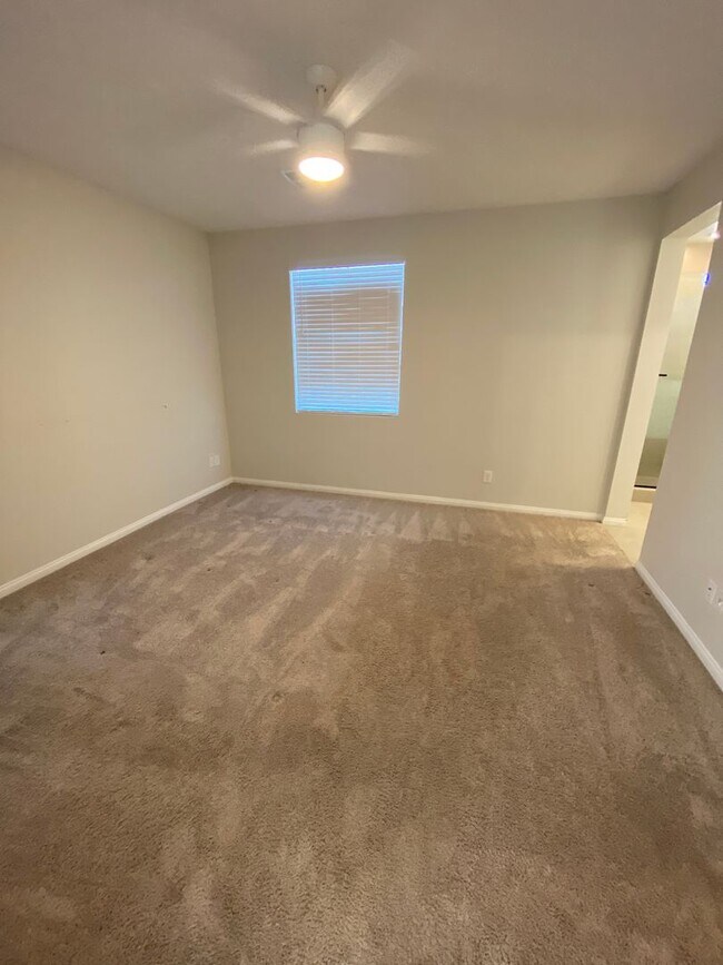 Building Photo - AMERICANA Property Mgmt - 3beds - 2 1/2baths Newly Townhouse in Henderson.