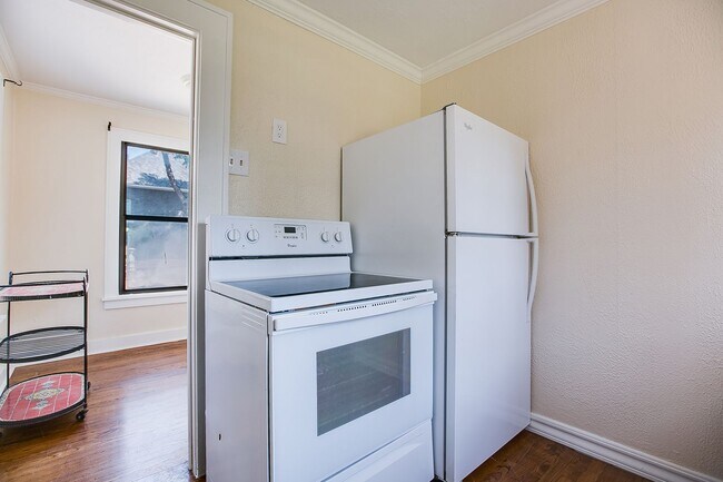 Building Photo - 421 W Concho Ave