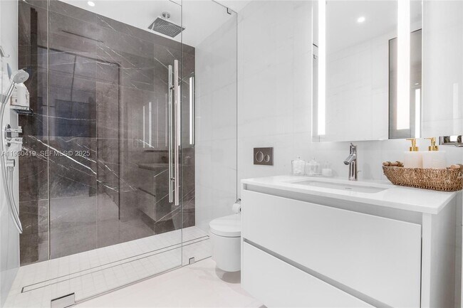 Building Photo - 300 Biscayne Blvd Way