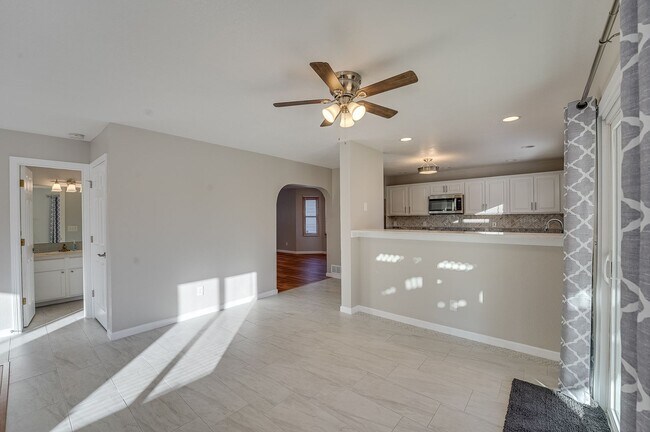 Building Photo - Beautiful 4 bed, 3.5 bath Home in Fort Collins Dakota Ridge Neighborhood