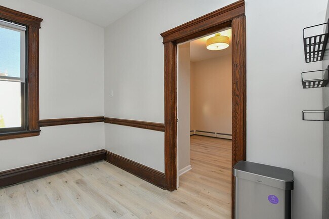 Building Photo - 722 27th St