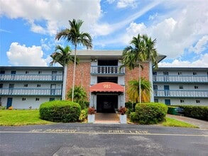 Building Photo - 981 Hillcrest Ct