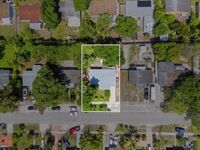 Building Photo - 113 SW 22nd Ave