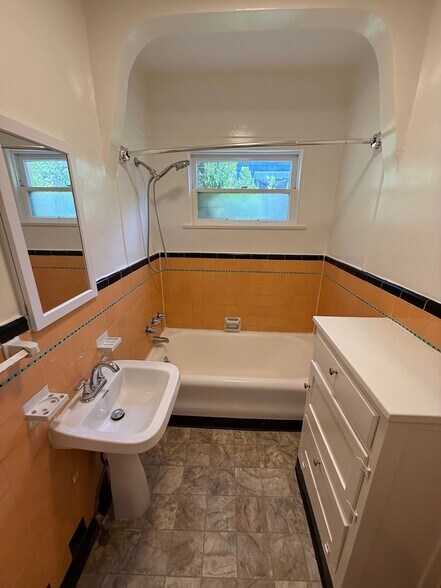 Building Photo - 826 Maltman Ave