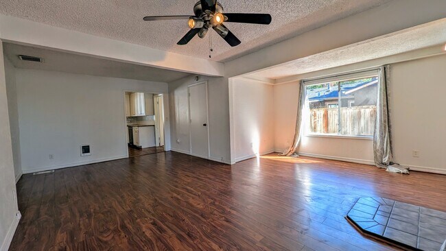 Building Photo - 3634 SE 72nd Ave