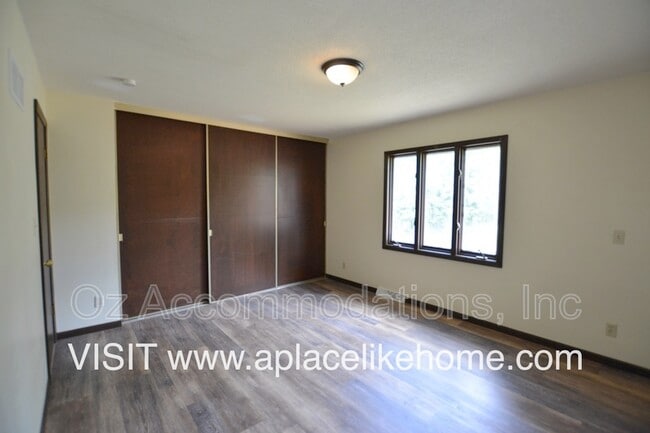 Building Photo - 608 E 78th St