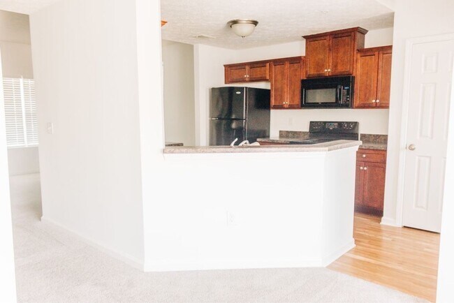 Building Photo - 3 BR/ 2.5 BA Townhome in Somerset Springs ...