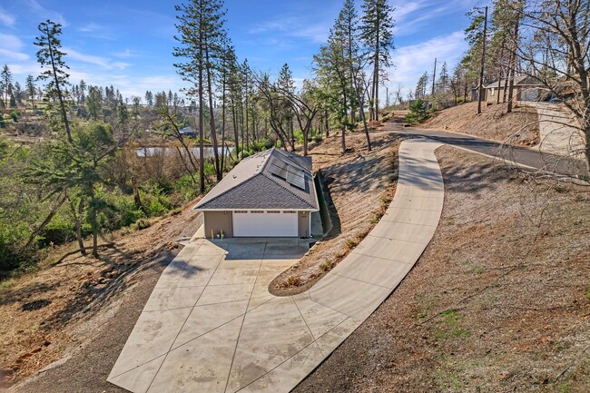 Building Photo - Beautiful 3 bedroom, 2 bath home in Paradise! Open Floor Plan with Attached Garage!