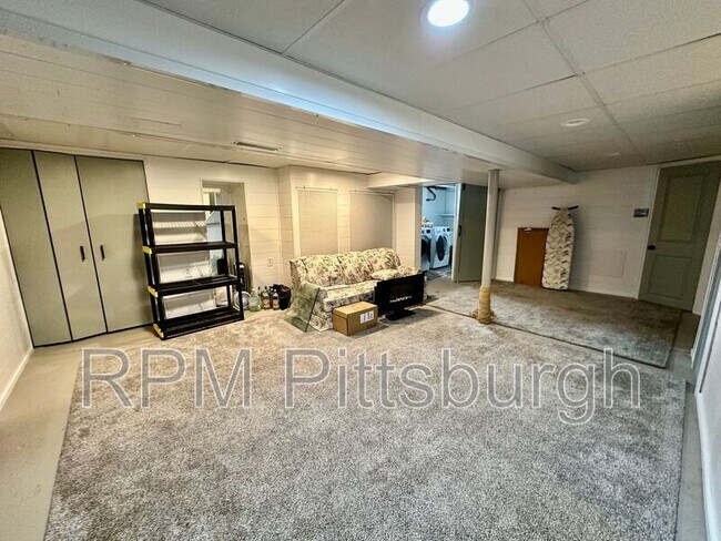 Building Photo - 1130 Downlook St