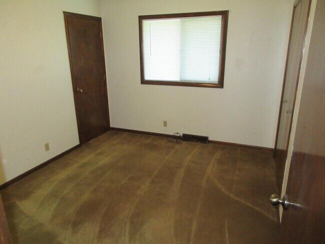 Building Photo - 1630 Lloyd Ln