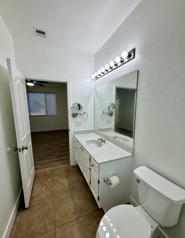 Building Photo - 16013 S Desert Foothills Pkwy