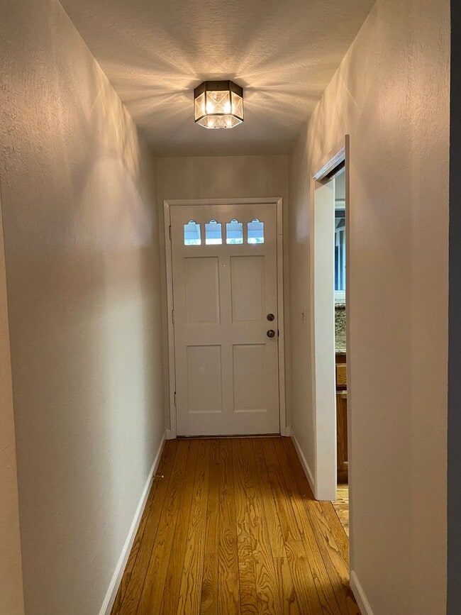 Building Photo - Well maintained 3 bed 2 bath home in Thousand Oaks neighborhood available!