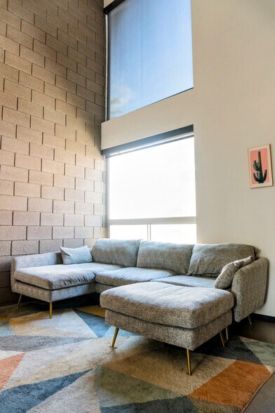 Building Photo - 525 E Willetta St