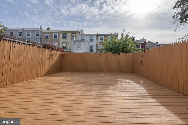 Building Photo - 217 Dupont St