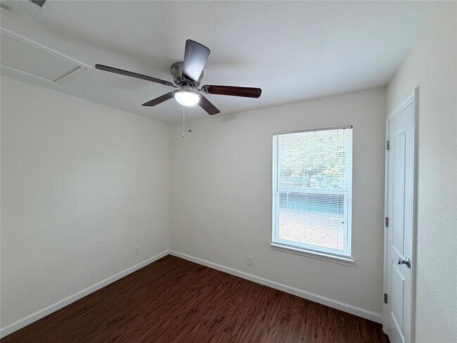 Building Photo - 1605 Parkwood Dr