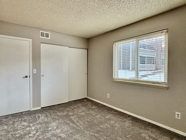 Building Photo - Charming 3-Bedroom Condo with Modern Updat...