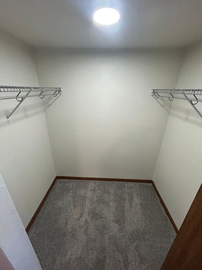 Building Photo - 2 bedroom 1 bath ground floor apartment