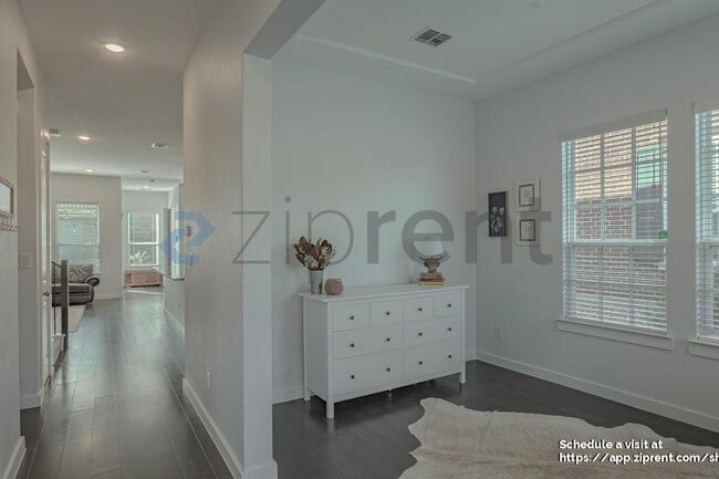 Building Photo - 1100 Redbrick Ln
