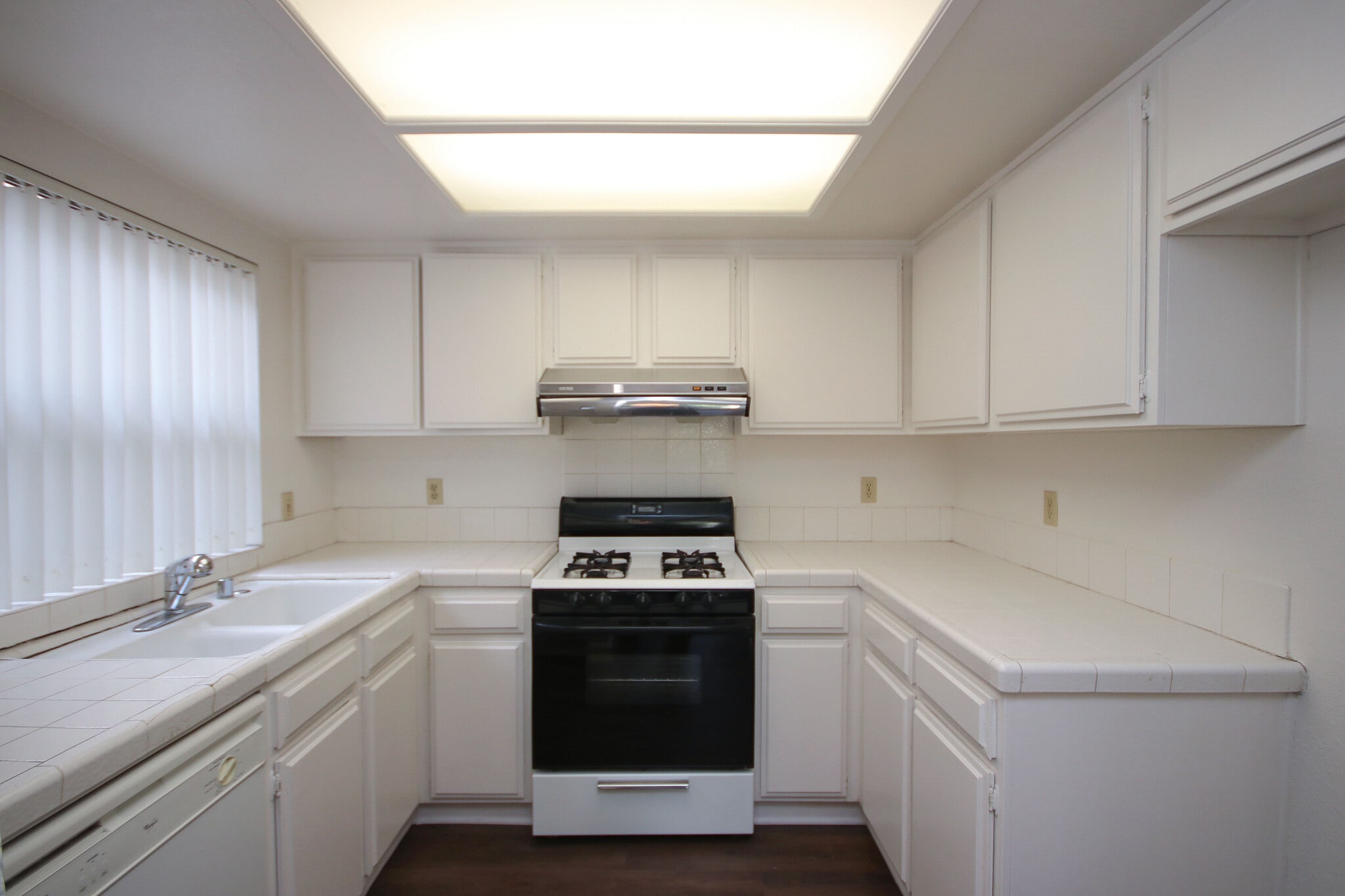 Building Photo - 416 N Bushnell Ave