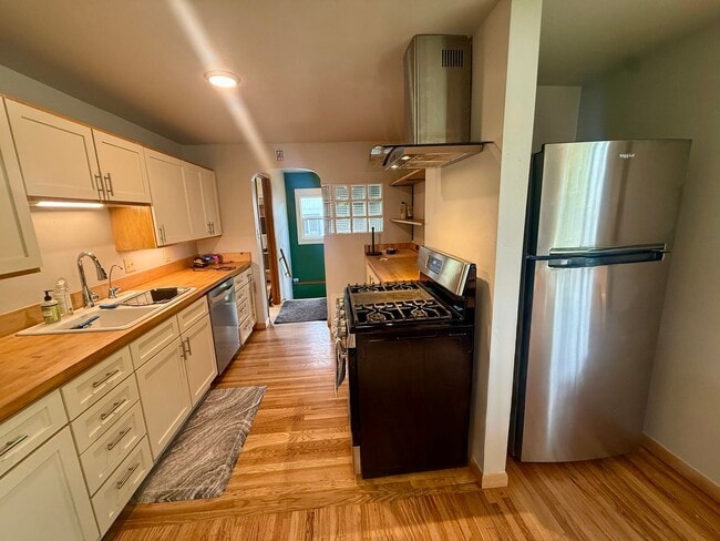 Building Photo - Stunning 3 Bed / 2 Bath Home on 10th Street!