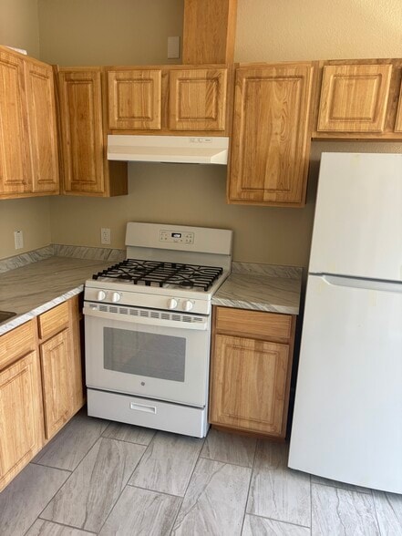 Stove and fridge - 1243 Hawaii Pl
