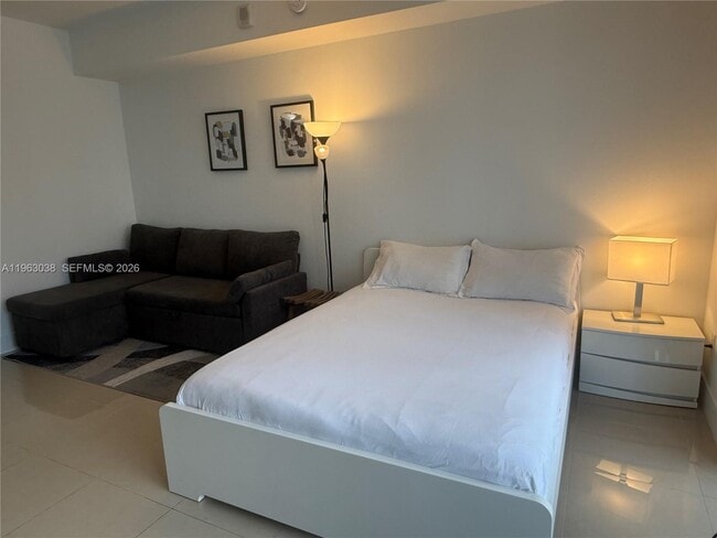 Building Photo - 1300 Brickell Bay Dr