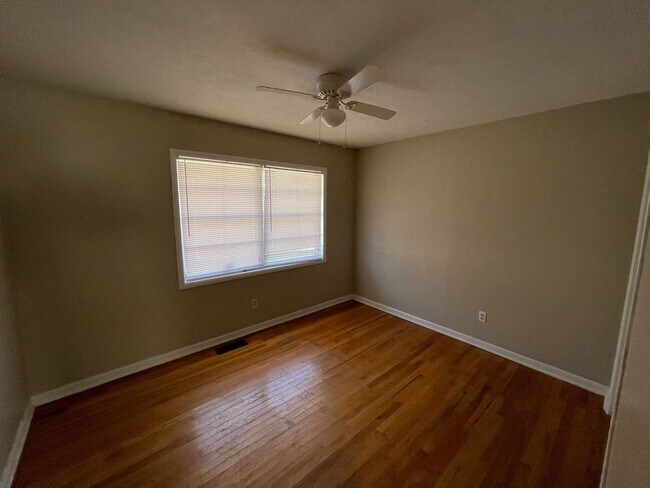 Building Photo - Ozark - Walk Out Basement with Extra Livin...