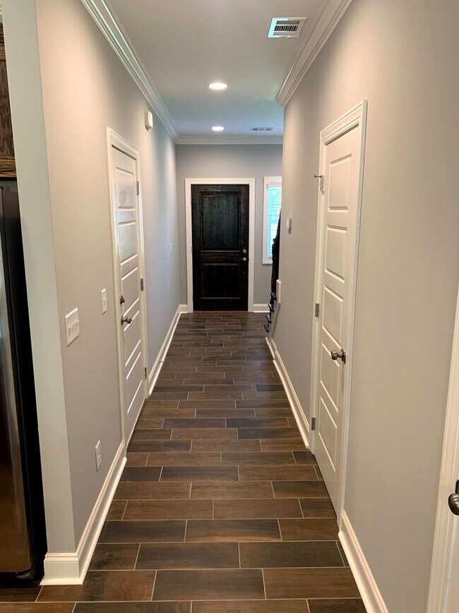 Building Photo - Convenient 3BR/2BA Townhome with Garage & Lawn Care Included