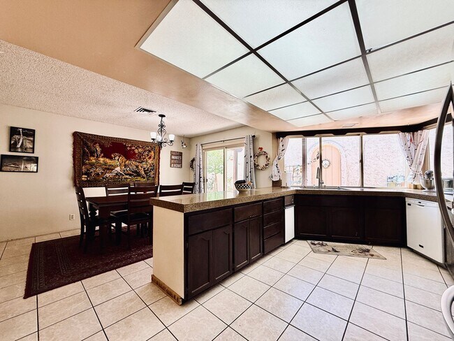 Building Photo - Available August 1st! Beautiful fully furnished single-story home located in the prestigious Span...