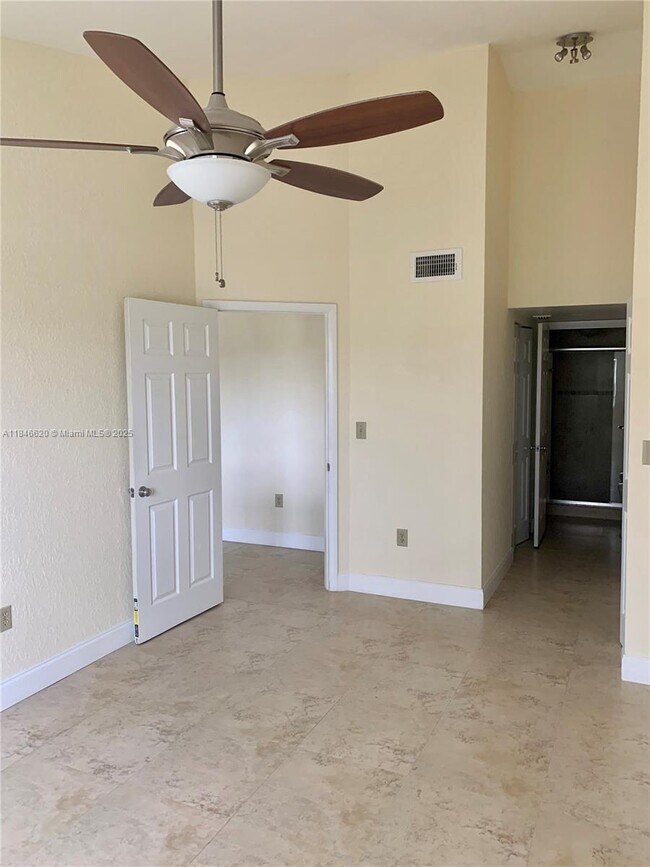 Building Photo - 2841 N Oakland Forest Dr