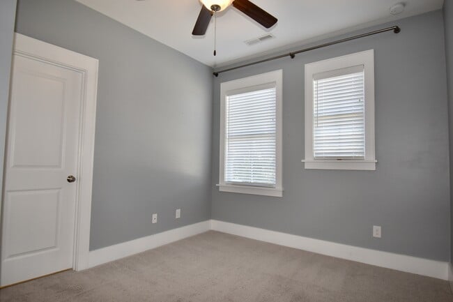 Building Photo - 724 Waterscape Ct