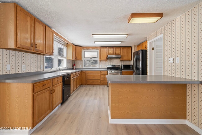 Building Photo - 261 Oak Ave