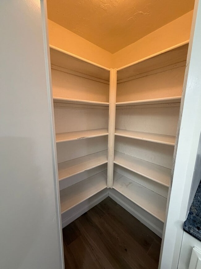 Building Photo - 14606 Riverside St