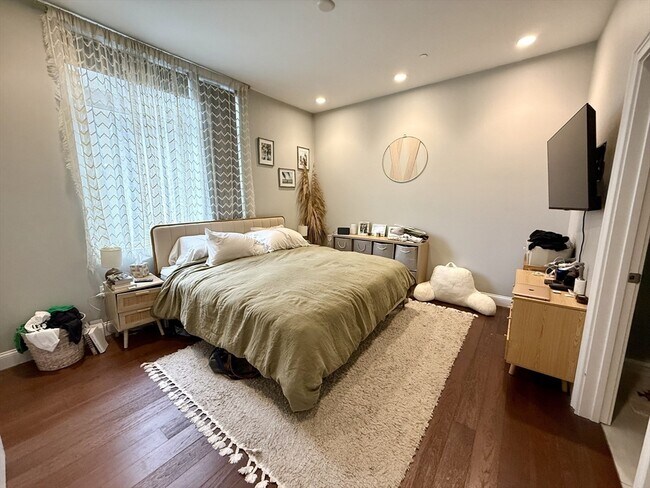 Building Photo - 170 W Broadway