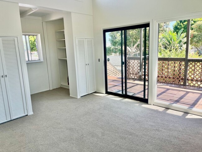 Building Photo - Bright 1.5 bed / 1 bath upstairs apartment...