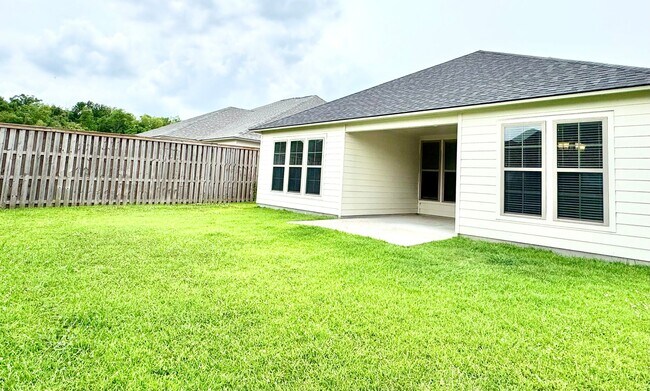 Building Photo - Warm Elegance in The Willows - 4Bedroom 2B...