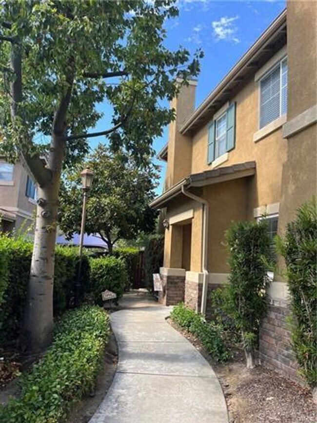Building Photo - Beautifully designed townhome