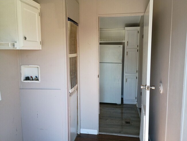 Building Photo - 3 Bedroom/2 Bathroom Home on a Large Lot