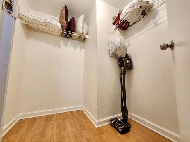 Building Photo - Fully upgraded 2/2 condo in the heart of K...