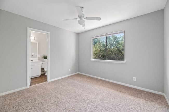 Building Photo - 1930 Holly Hill Dr