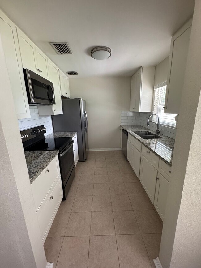 Building Photo - Charming Home, Fenced Backyard, Near Downtown