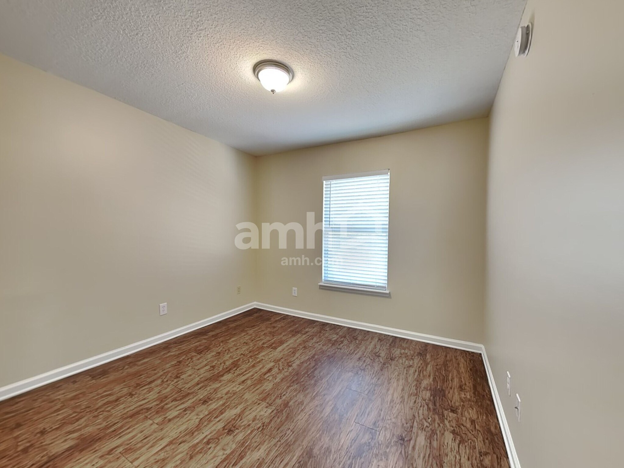 Building Photo - 1379 Samantha Cir E