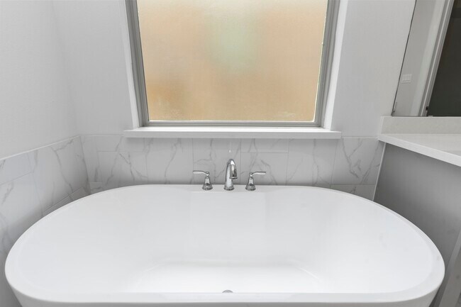 Building Photo - 7019 Winterberry Gln Ln