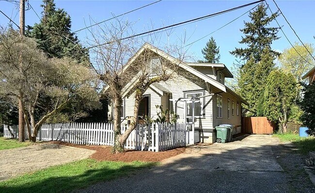 Building Photo - Charming Craftsman Rental in a Prime Bellingham Location