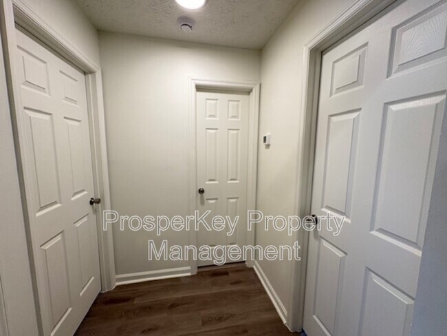 Building Photo - 205 Bonanza Dr