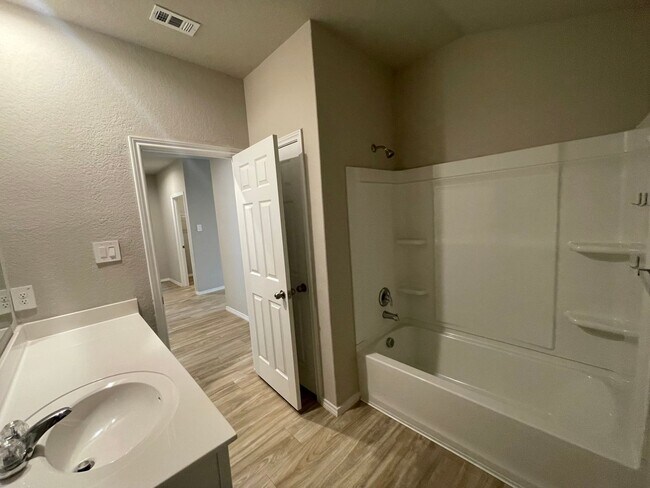 Building Photo - Beautiful 4x2 Rental Home in NBTX!