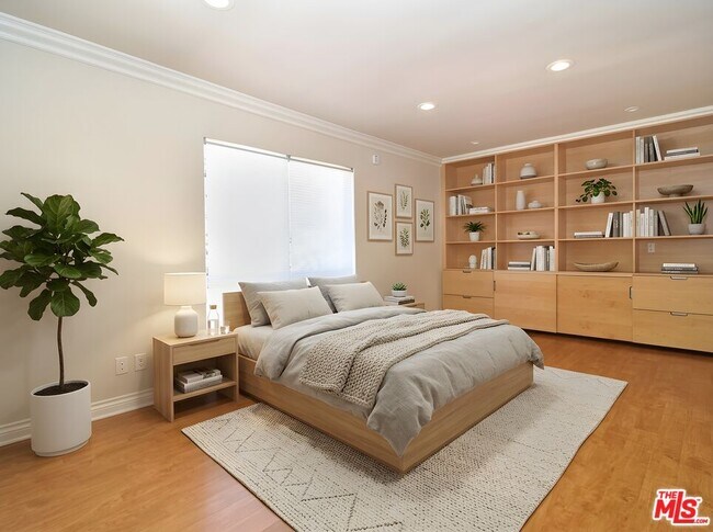 Building Photo - 5354 Lindley Ave