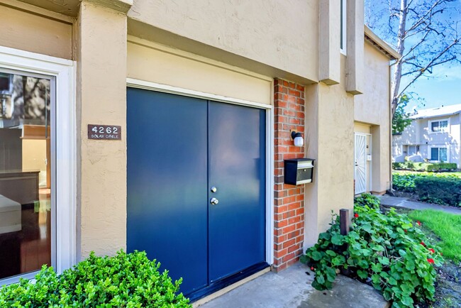 Building Photo - BEAUTIFUL REMODELED TWO STORY TOWNHOME IN ...