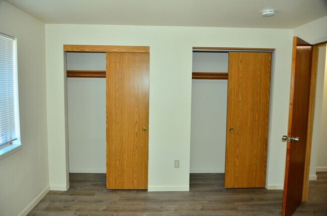 Building Photo - Renovated 2bed/1bath Flat with easy access...